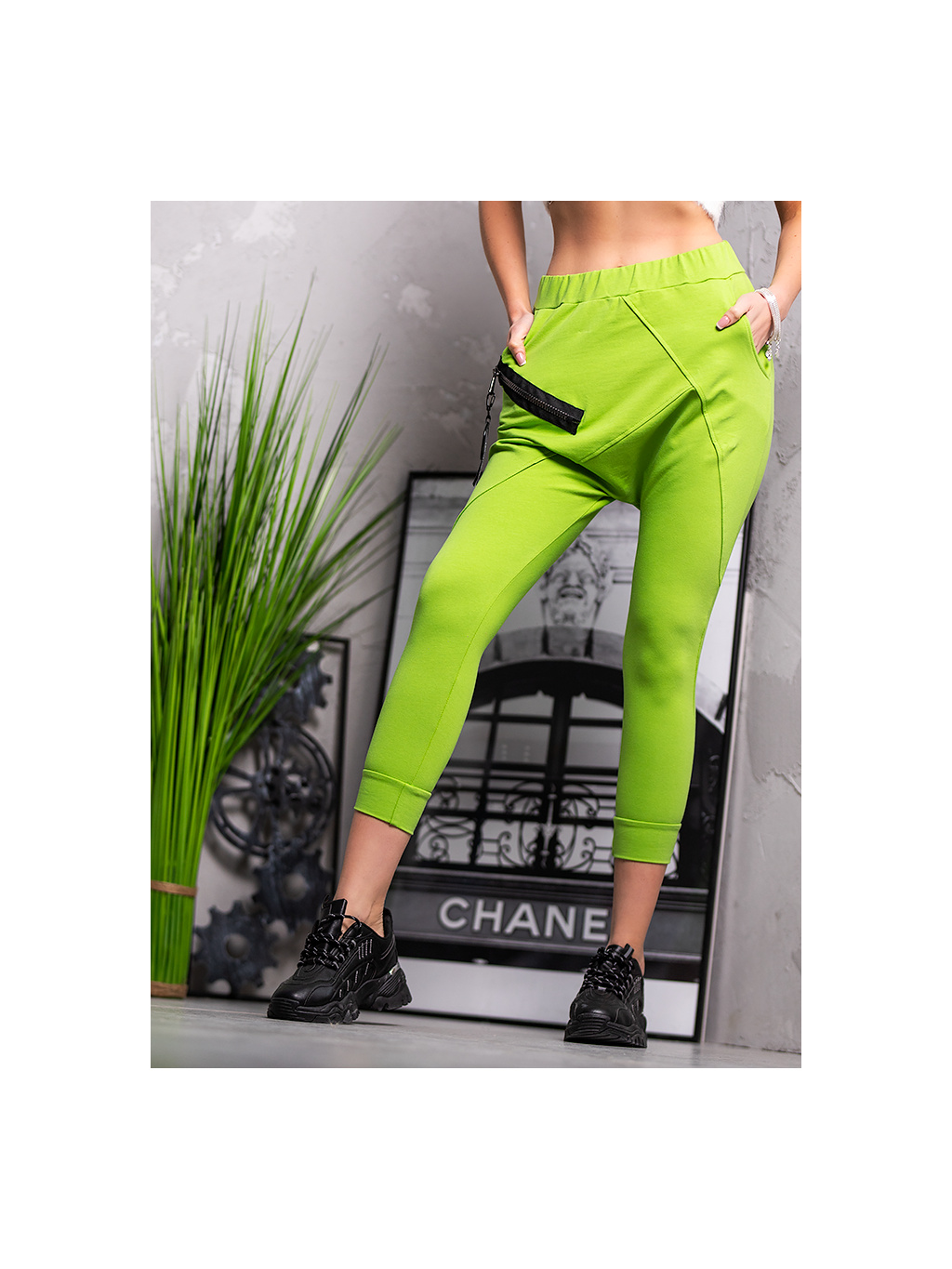 Dámske trendy zelené teplákové nohavice DN07ZE